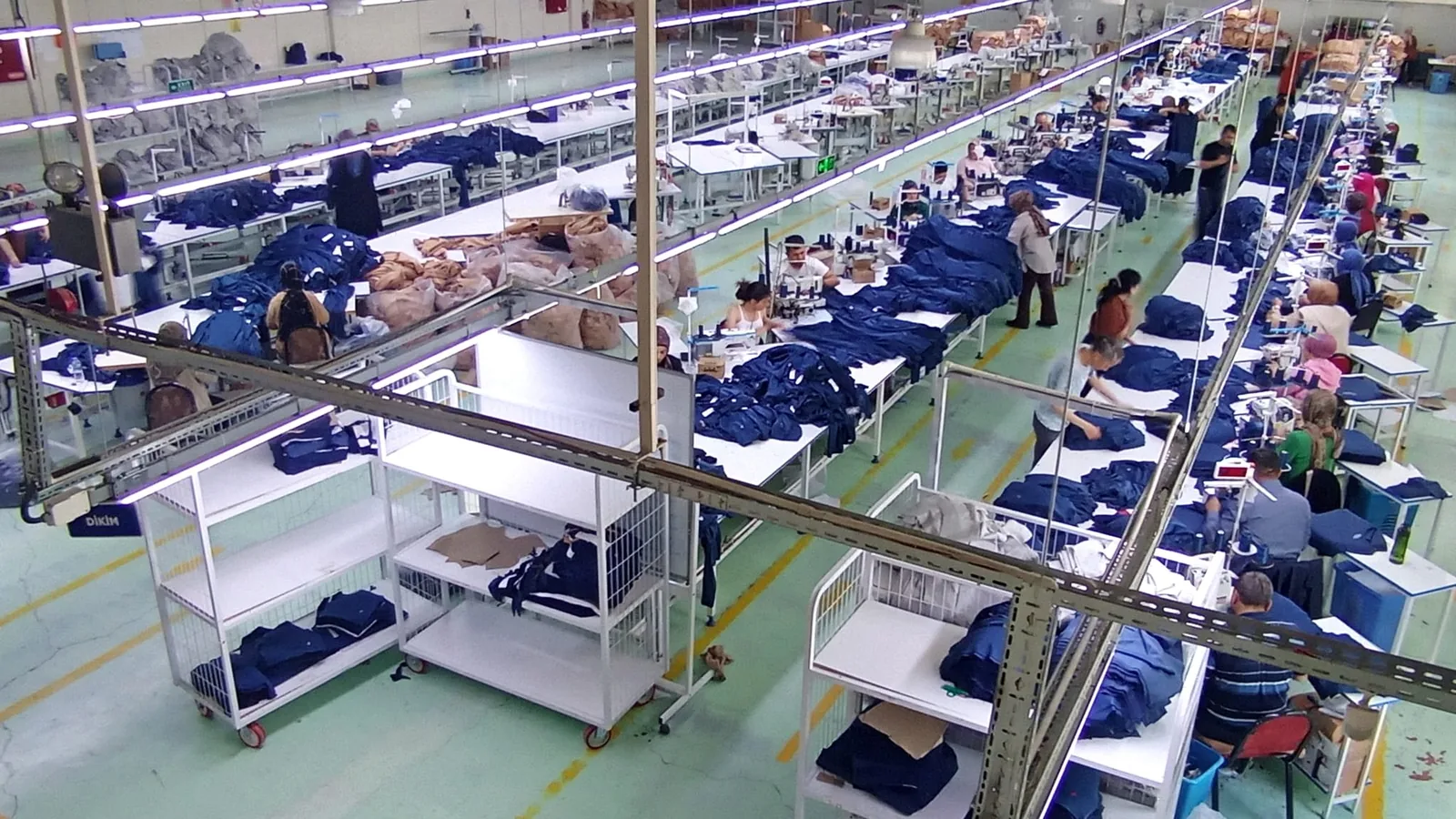 LSS Textile üretim salonunda düzenli dikim hatları